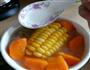 排骨玉米胡萝卜汤的做法图解1