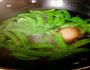 荷兰豆炒腊肠的做法图解2