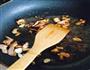 杏鲍菇肉片炒青椒的做法图解3