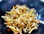 有机菜花炒熏肉的做法图解5