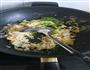 尖椒洋葱鸡蛋炒饭+冷冻糖拌西红柿的做法图解4