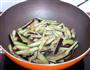 茄子干煸四季豆的做法图解4