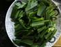 蒜苗西芹炒腊肉的做法图解3
