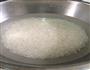 香肠土豆蒜苔焖饭的做法图解1