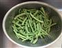 夏季清香爽口的冰镇豆角的做法图解1