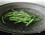 胡麻酱淋豆角的做法图解2
