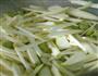 鸡胗茭白炒毛豆的做法图解2