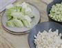 丝瓜扁尖炒毛豆的做法图解1