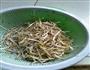 绿豆芽炒灌肠的做法图解1