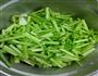 芹菜炒肉的做法图解1