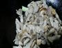 蘑菇炒鸡胸肉的做法图解2