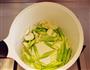 清清小炒,夏日为伴-鲜虾芦笋炒百合的做法图解7