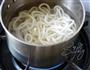 焙煎芝麻沙拉汁拌乌冬面的做法图解2