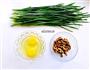 核桃韭菜炒鸡蛋的做法图解1