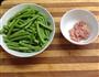 酸辣肉末炒豇豆的做法图解1