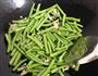 酸辣肉末炒豇豆的做法图解3