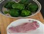 青椒炒肉片的做法图解1