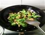 西兰花炒鱼豆腐的做法图解3