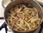 酸辣菇炒圆白   的做法图解2