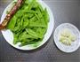 荷兰豆炒腊肠的做法图解1