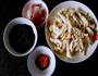 腐乳木耳白玉菇炒肉的做法图解1