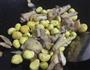 板栗焖鸡肉的做法图解4