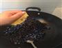 蓝莓酱的做法图解2