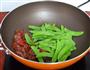 腊肠炒荷兰豆的做法图解5