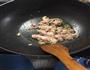 太太乐鲜鸡汁肉末毛豆的做法图解3