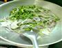 蒜苔洋葱炒木耳的做法图解3