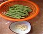 金蒜拌豆角的做法图解1
