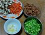 豆米干子炒肉丁的做法图解1
