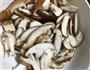 香菇蒜苔肉片的做法图解3