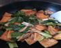 豆腐鸡腿菇炒大蒜苗的做法图解10