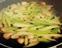 草菇配芹菜的做法图解5