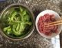 牛肉炒苦瓜的做法图解2