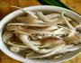 青椒炒平菇的做法图解1