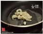 蒜片煎香肠的做法图解3