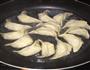 煎饺涨蛋的做法图解2