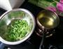 油炸花生米拌芹菜的做法图解2