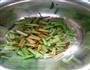油炸花生米拌芹菜的做法图解3