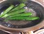 秋葵煎鸡蛋的做法图解1