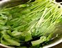 老醋菠菜蛋皮花生米的做法图解8