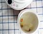 滋润去燥的银耳雪梨汤-电炖锅食谱的做法图解1