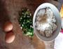 鸡蛋小葱煎剩饭的做法图解1