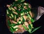猪肉肉饼炒秋葵的做法图解6