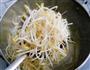 绿豆芽炒肉的做法图解3