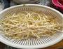 黄豆芽炒肉的做法图解1