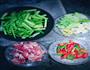 芹菜炒五花肉的做法图解1