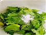 降血压神食材-玉米面粉蒸芹菜叶的做法图解1